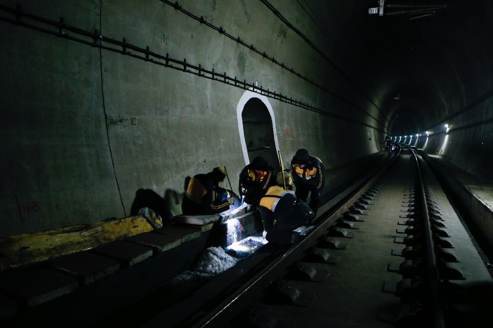 龙湾铁路运营隧道病害现状